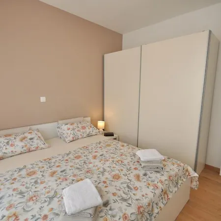 Carmen, Znjan, Apartament *