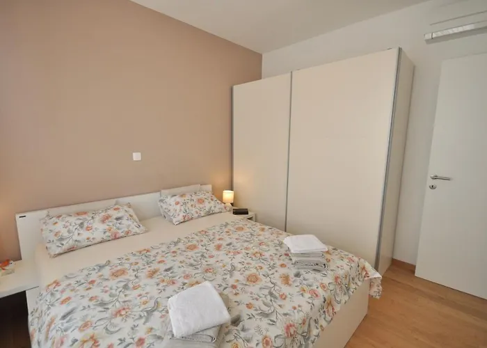 Carmen, Znjan, Apartamento *